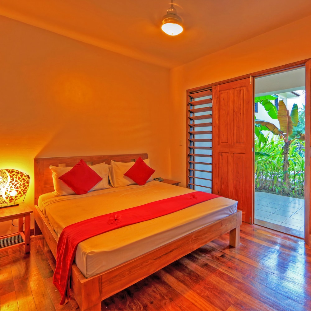 Tropical 2-Bedroom Apartment - Photo 2