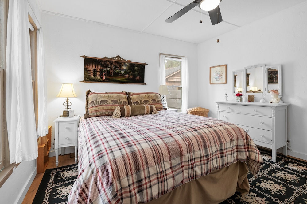 Cabin, 1 Queen Bed With Sofa Bed, Hot Tub, Mountain View