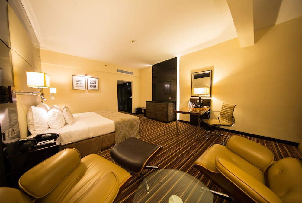 Executive Suite, 1 King Bed, Non Smoking - Photo 3