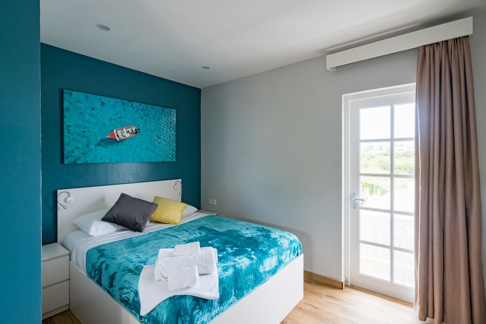Classic Room, 1 Queen Bed, Non Smoking, with balcony Lake View photo 1