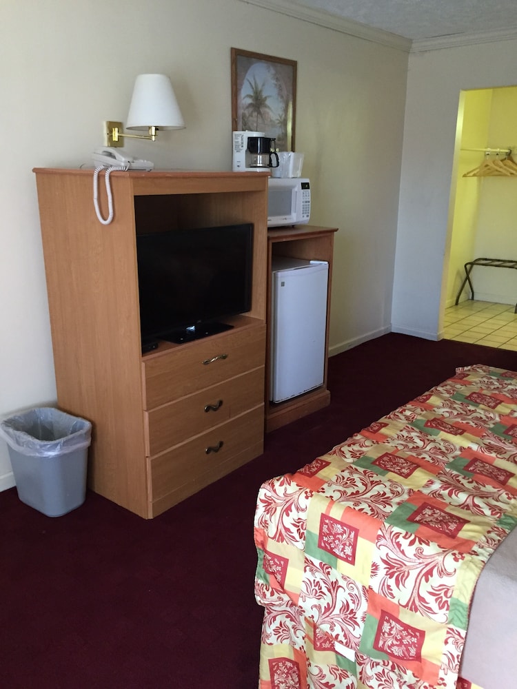 Pet Friendly Non Poolside Room with Two Full sized beds Non smoking - Photo 1