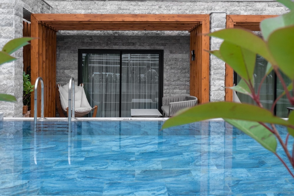 STANDARD ROOM - STANDARD ROOM, WITH POOL, GARDEN VIEW