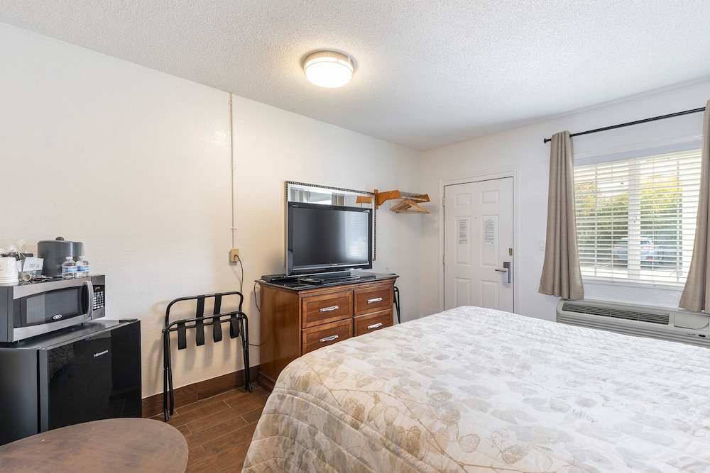 Standard Room, 1 King Bed photo 1