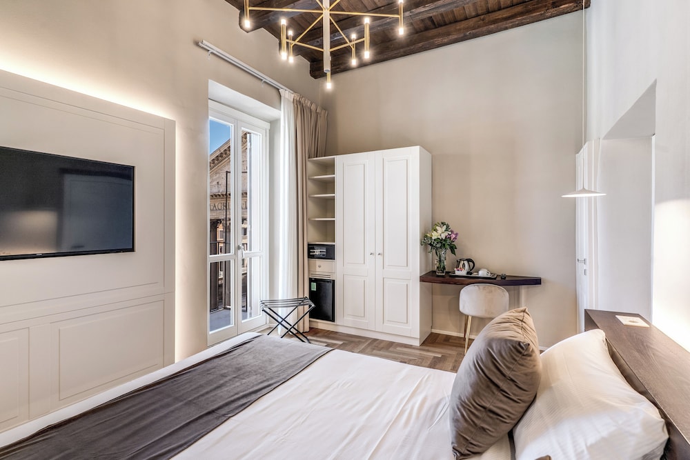 Double room with balcony and Pantheon view on the third floor in the separate building photo 2