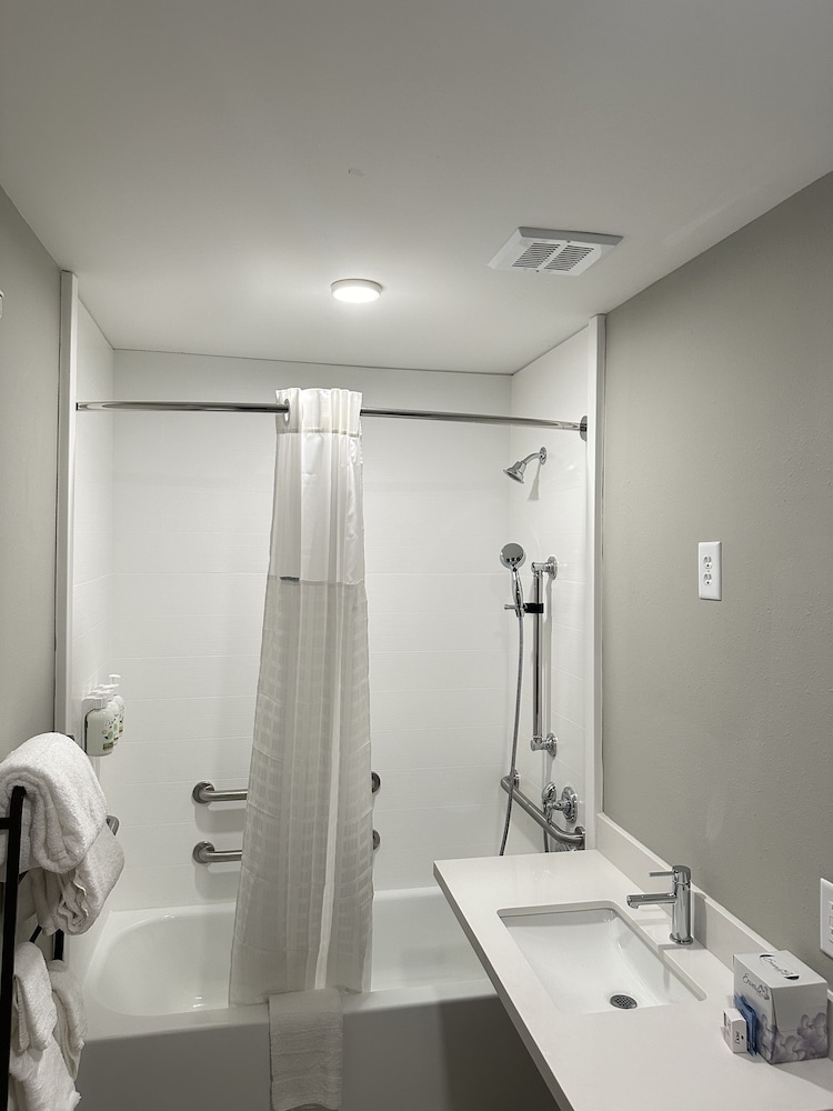 Room, 2 Queen Beds, Accessible, Non Smoking - Photo 11