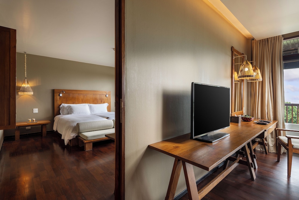 Deluxe Room, Jetted Tub - Photo 3