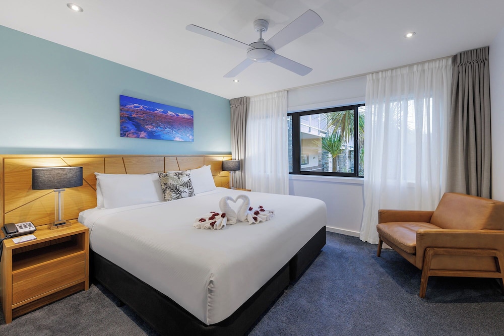 Suite, Non Smoking (1 King & 2 Single Beds) photo 2