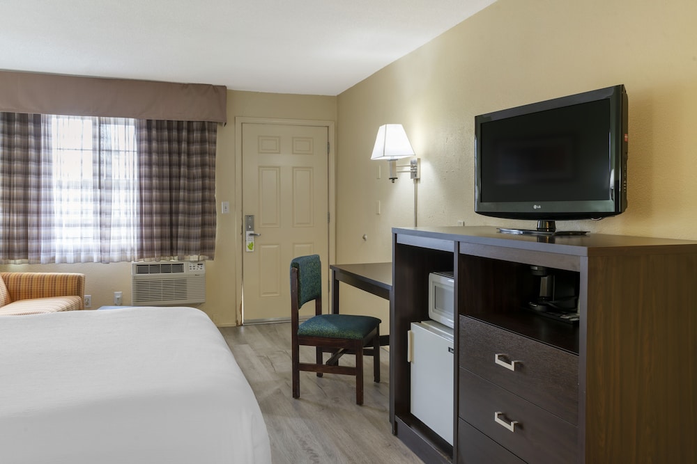 Deluxe Room, 1 Queen Bed photo 2