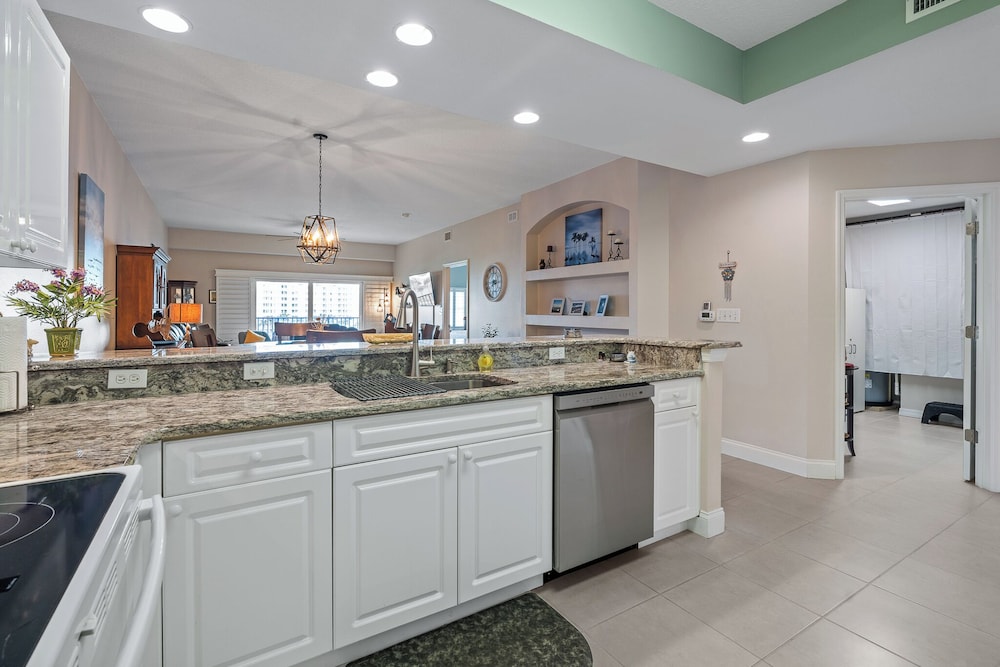 Sunny 3BR Condo Steps to Beach Pool NSB FL, 사진 21
