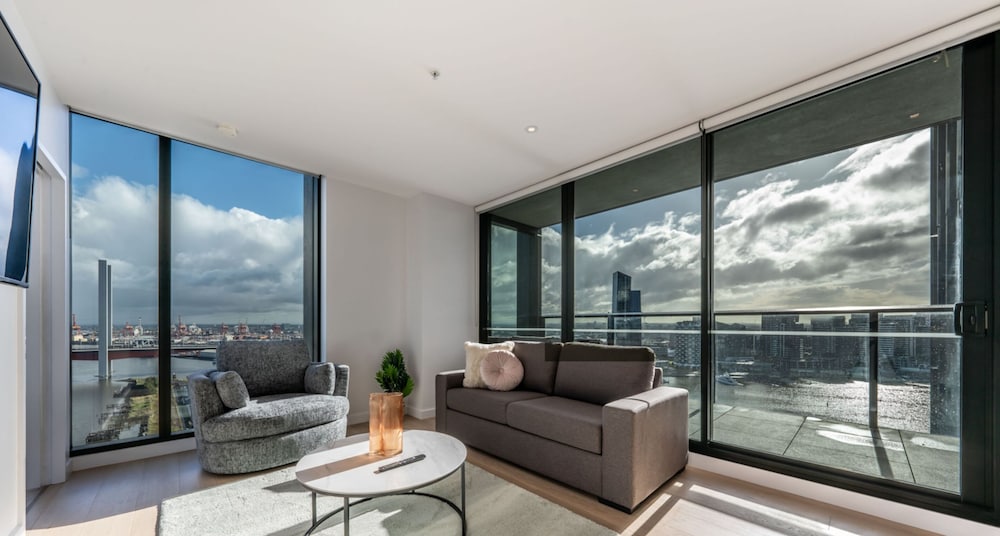 Two-Bedroom Two-Bathroom + Study Apartment with Harbour View - Photo 7