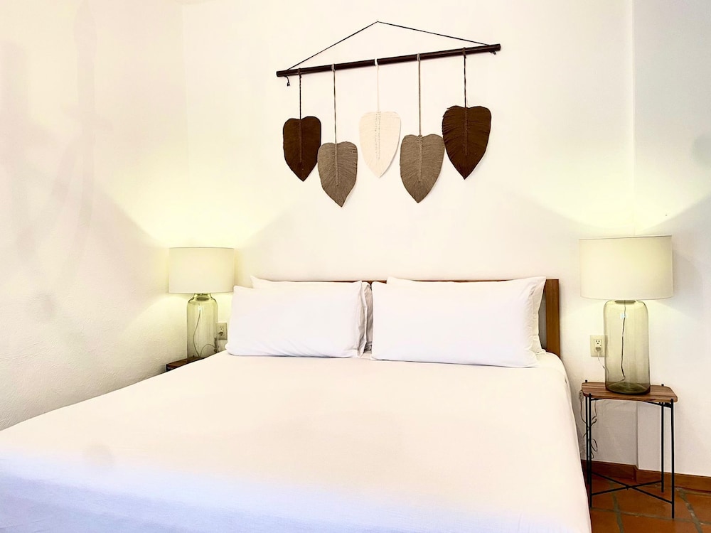 Deluxe Room, 1 King Bed photo 2