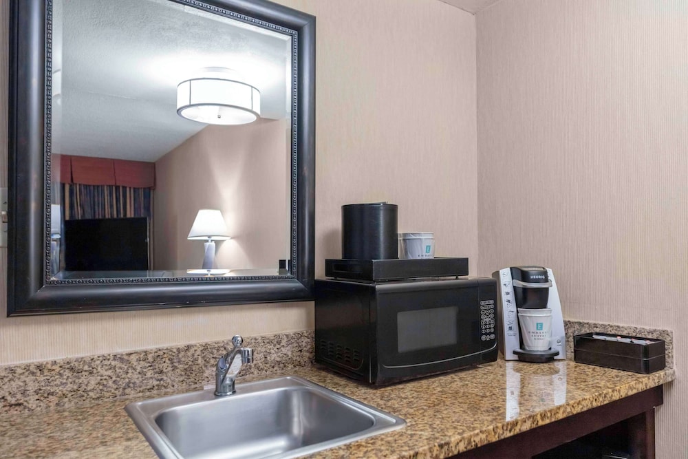 Suite, 1 King Bed, Accessible, Non Smoking (Hearing & Mobility) photo 2