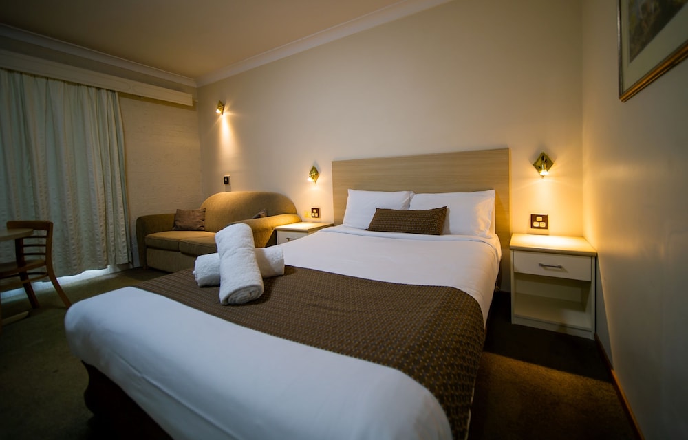 Standard Twin Room, Kitchenette (1 queen and 1 single bed) photo 2