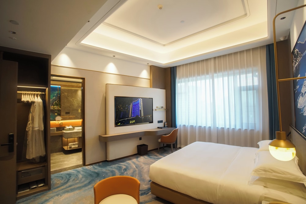 Ocean Deluxe King size Bedroom - Photo 2
