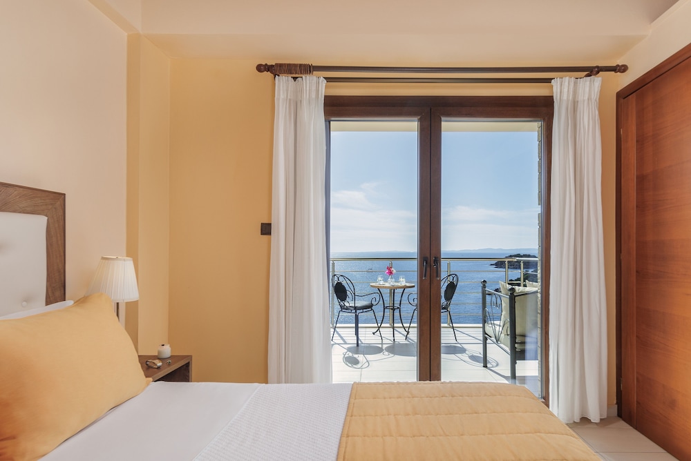 Superior Double Room with Balcony and Sea View - Photo 2