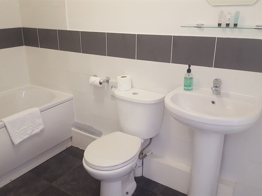 Suite, Ensuite photo 1