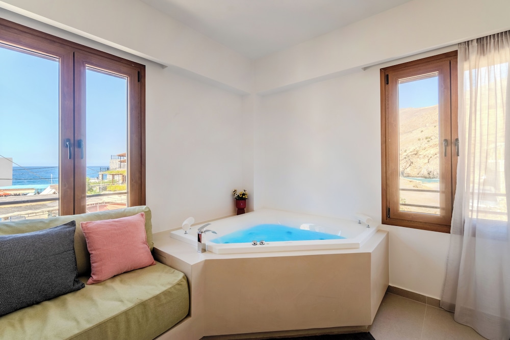 Deluxe Suite, Balcony, Partial Sea View photo 2
