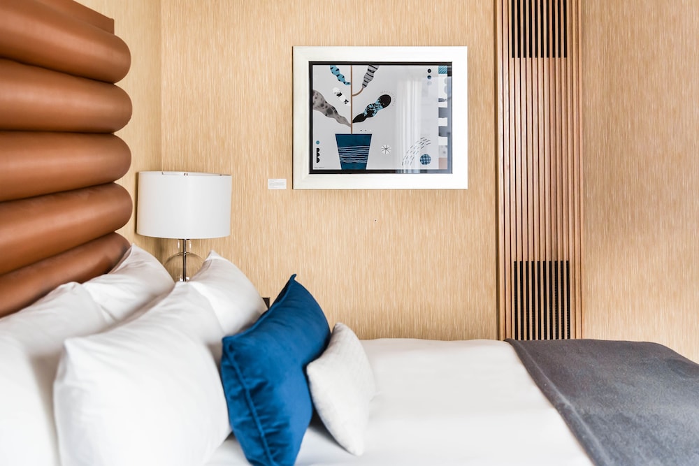 Premium Room, 1 King Bed - Photo 2