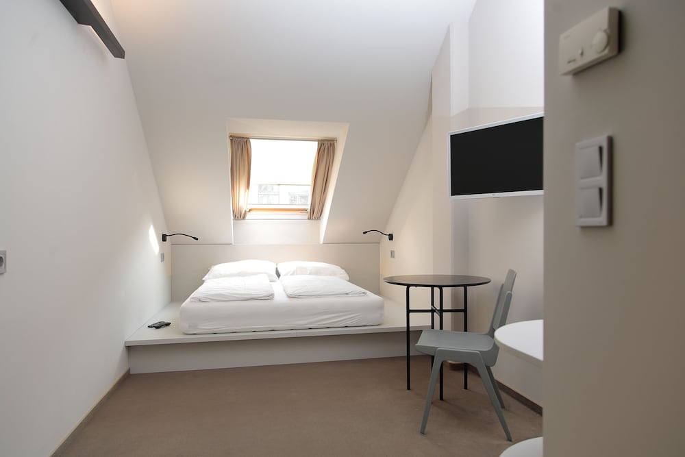 Standard Double Room - Photo 7