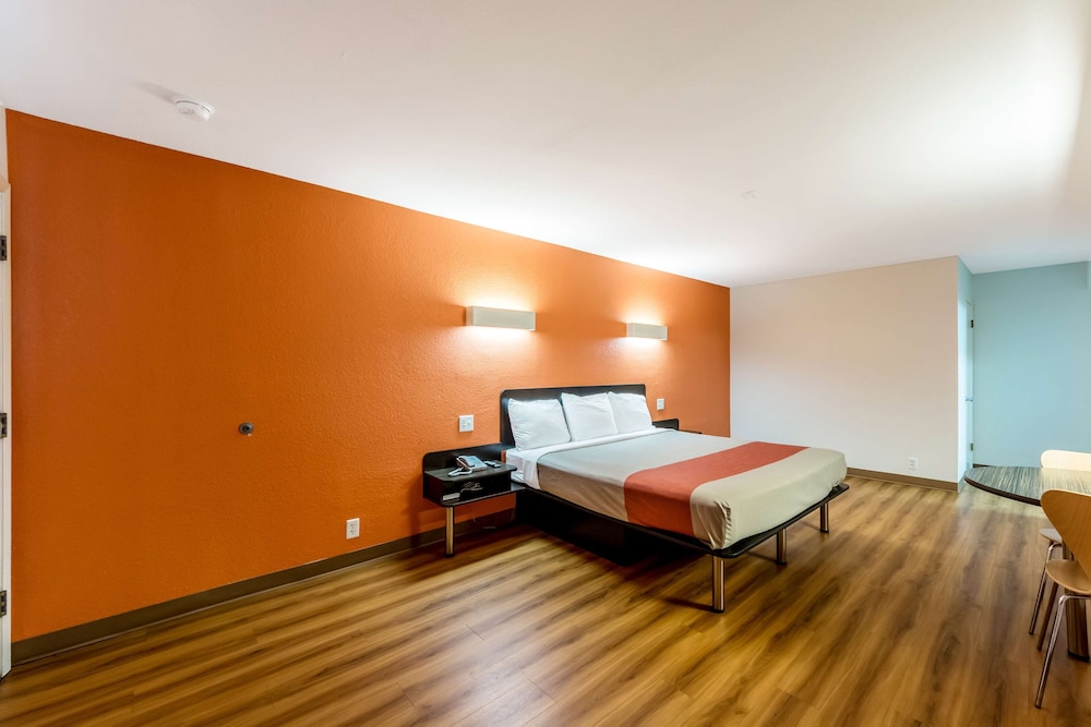 Standard Room, 1 King Bed, Non Smoking - Photo 8