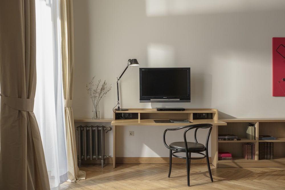 Senior Suite - Photo 2