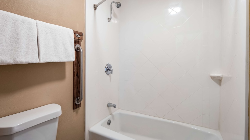 Standard Room, 1 Queen Bed, Non Smoking, Refrigerator & Microwave