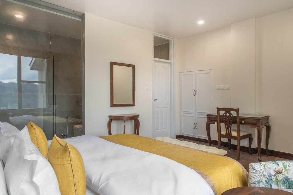 Deluxe Room, 1 King Bed, Mountain View photo 2
