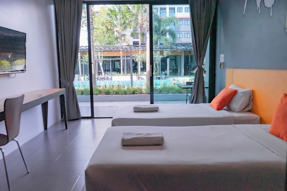 Deluxe Twin Room with Pool View - Photo 1