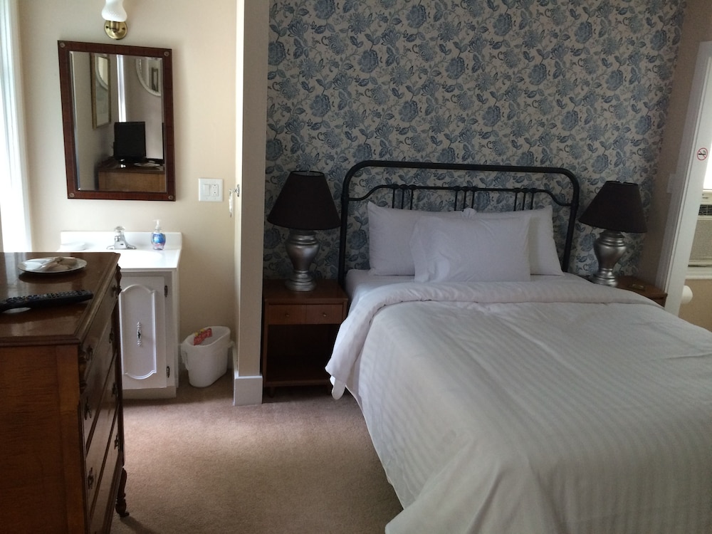 Suite, Queen Bed, Ensuite (Suite Two) photo 1