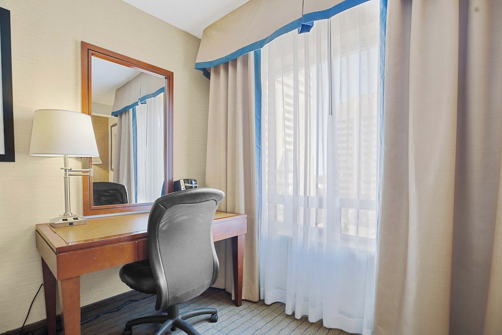 Standard Room, 1 King Bed, Non Smoking photo 2
