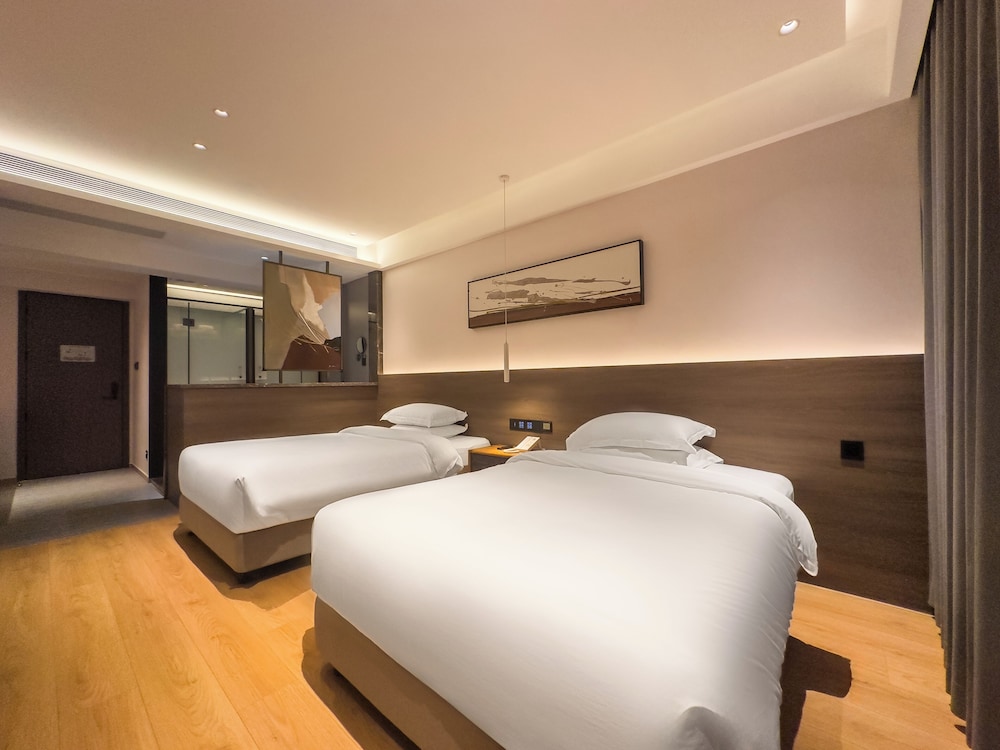Business Twin Room, 2 Double Beds, Private Bathroom, Hill View photo 1