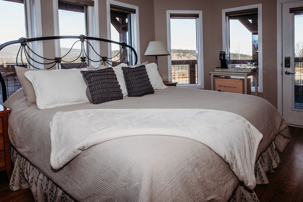# 3 - Main Lodge King with Atrium Window - Pets Not Allowed photo 1