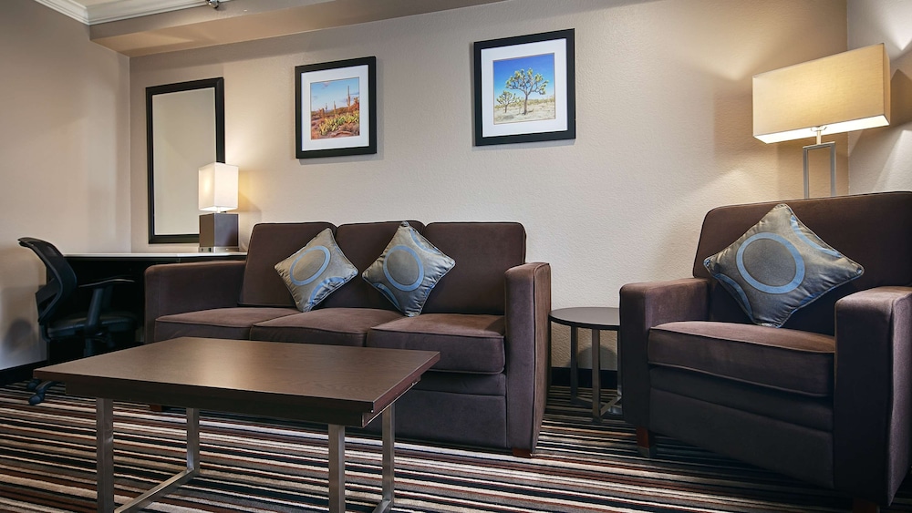 Suite, 1 King Bed, Non Smoking (1st Floor;Pet Friendly) - Photo 1