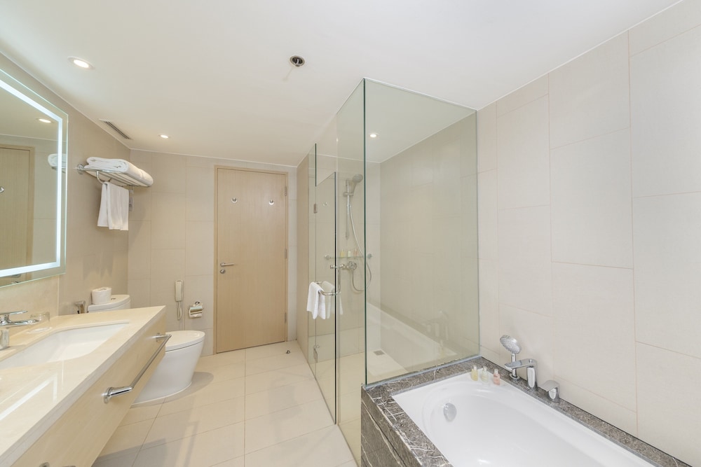 Premier Room with 1 King Bed and Club Access - Photo 3