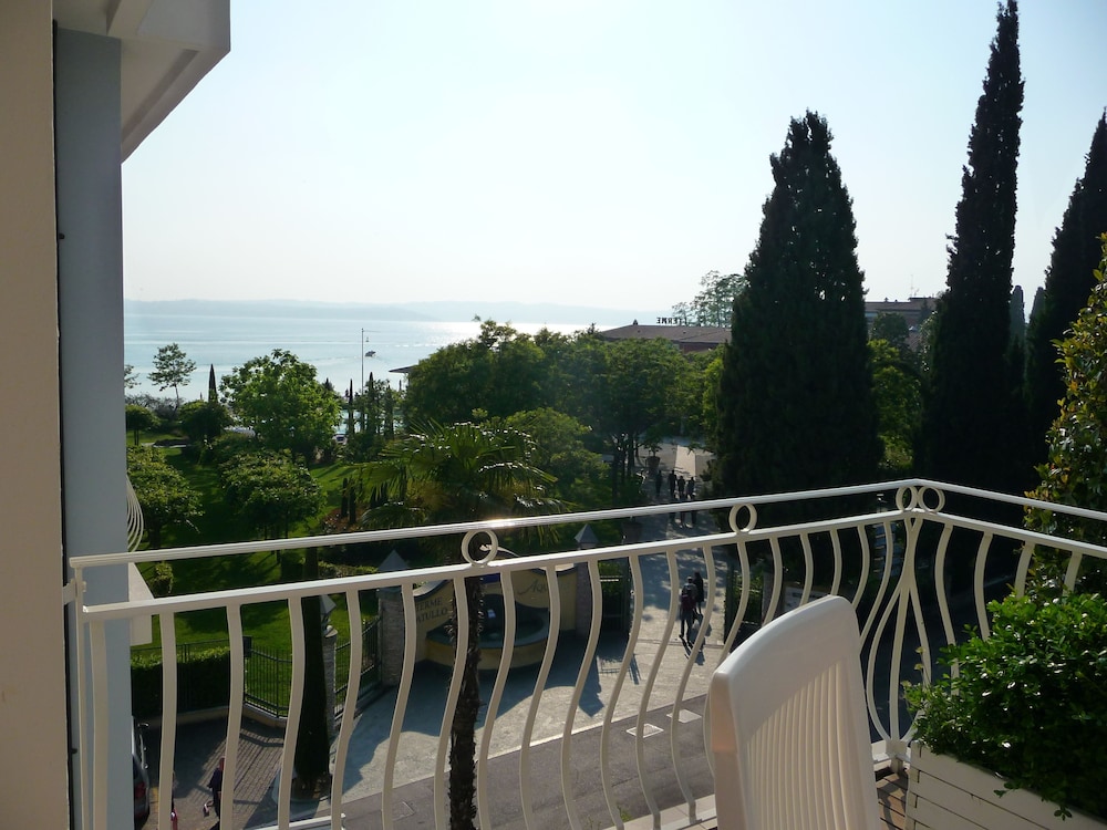 Double or Twin Room, Lake View photo 2
