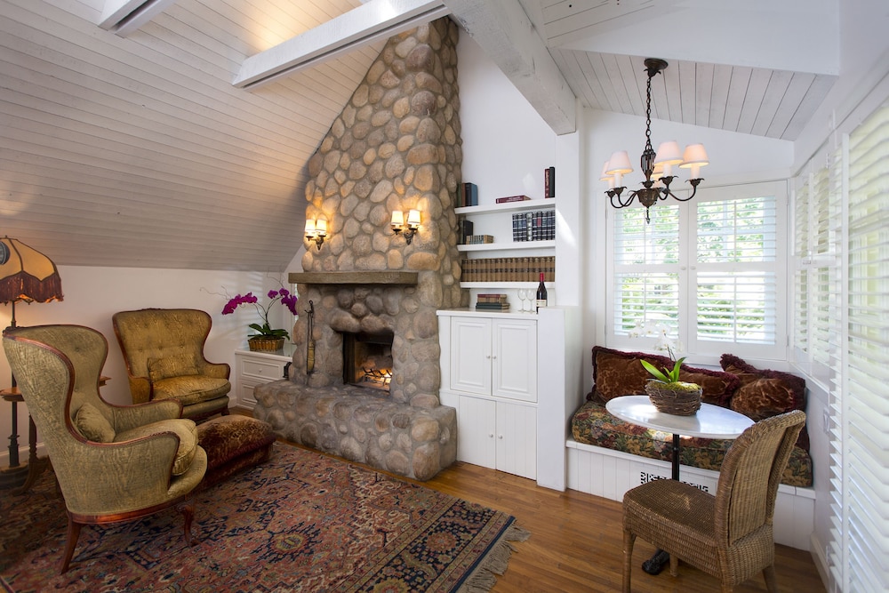 Luxury Cottage, 1 Queen Bed, Jetted Tub, Fireplace (Abbeywood Cottage)