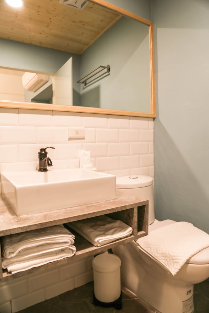 Economy Double Room, 1 Queen Bed, Non Smoking, No Windows photo 3
