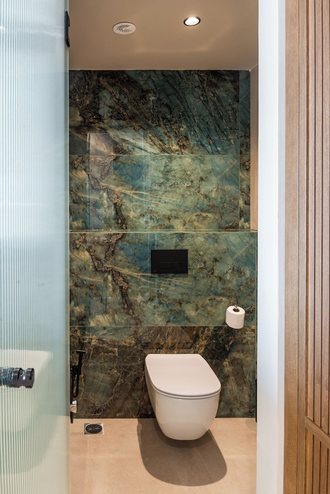 Deluxe Suite with Panoramic Sea View - Photo 23