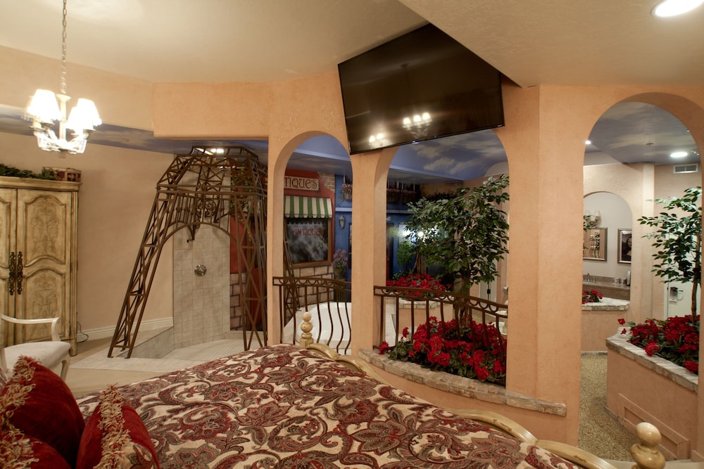 Suite, 1 King Bed (Paris Theme)