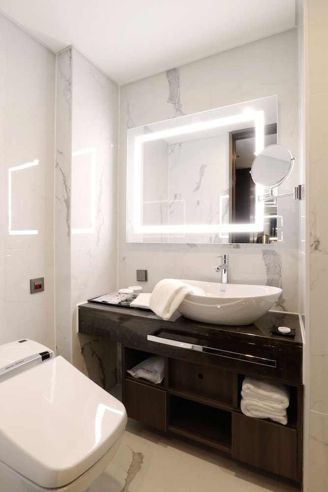 Deluxe Room, 1 Queen Bed, Non Smoking - Photo 4