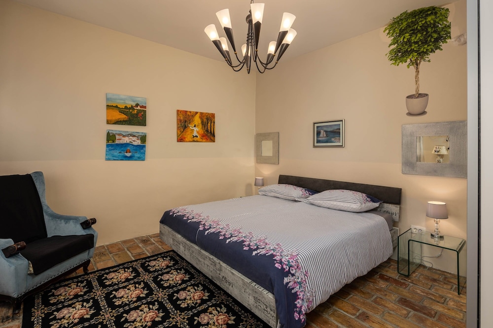 Family Villa, Multiple Bedrooms, Mountainside (Villa Okra With Pool)