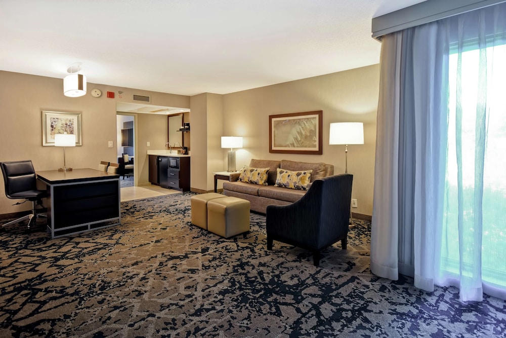 Premium Suite, 1 King Bed, Corner - Photo 3
