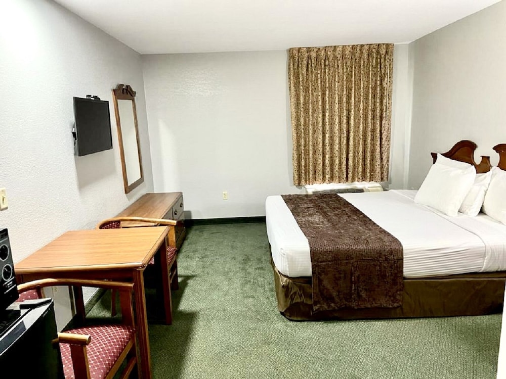 Room, 1 King Bed, Smoking - Photo 1