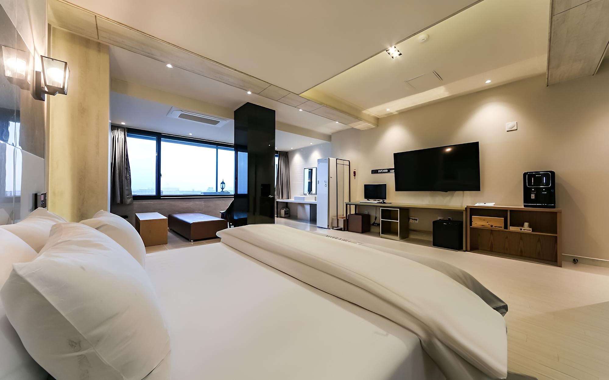 Room (Residence) - Photo 11