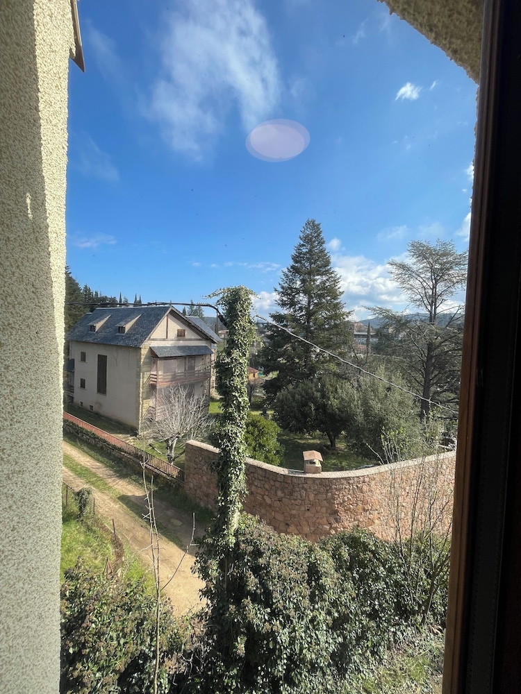Comfort Double or Twin Room, 1 Queen Bed, Shared Bathroom, Garden View photo 2