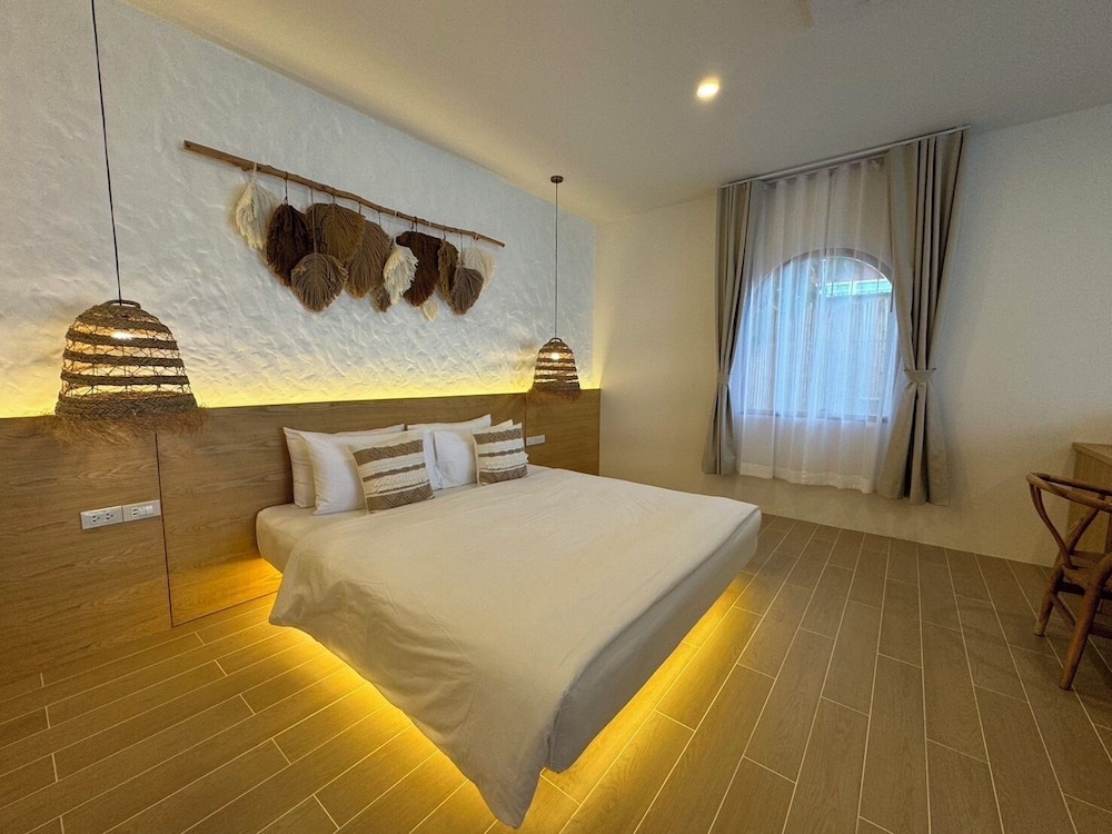 Grand Private Beachfront Villa - Photo 9
