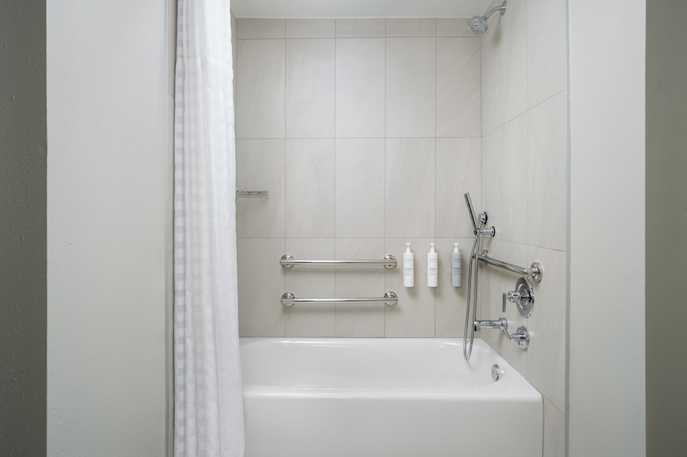 Suite, Accessible, Non Smoking - Photo 11