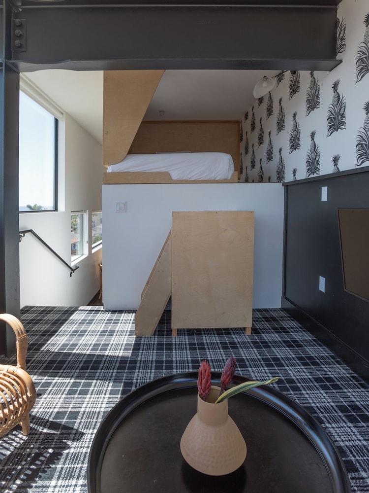 Signature Studio, City View - Photo 4