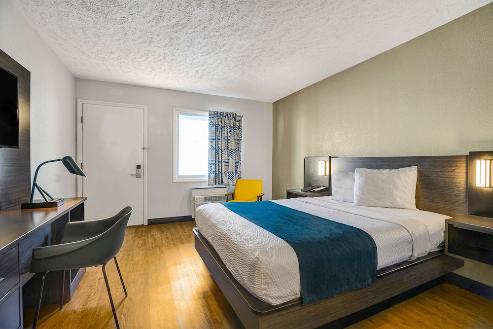 Deluxe Room, 1 King Bed, Non Smoking, Refrigerator & Microwave photo 3