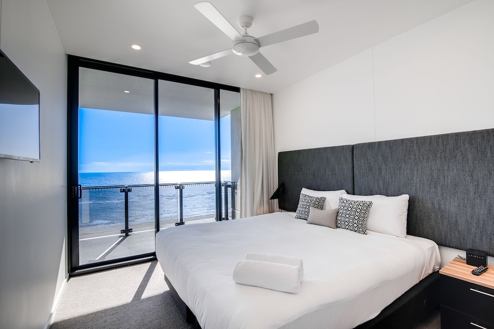 Three Bedroom Oceanfront View Apartment
